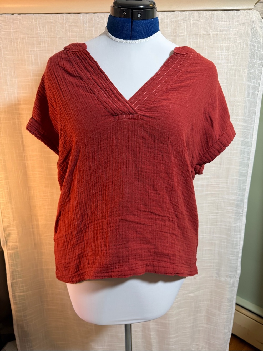 XiRENA Rust Gauze V-Neck Top — Size Small